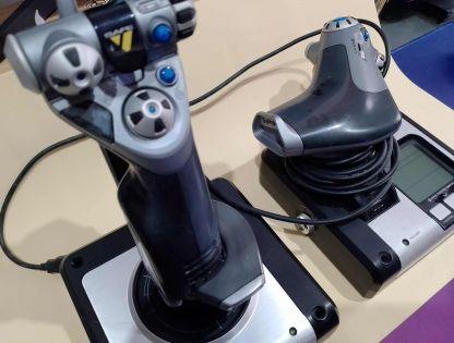 foto de joystick de simulador de vuelo